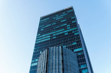 Tokyo, Japonya - 3 Ağustos 2024: Tokyo İstasyonu 'ndaki modern ofis binası..