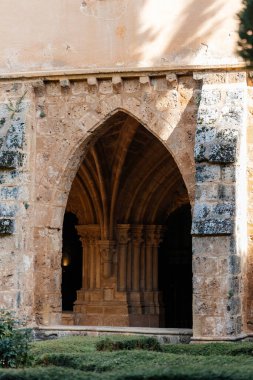İspanya 'daki tarihi Manastır de Piedra zengin tarihini gözler önüne seren çarpıcı mimari ve karmaşık taş işçiliğine sahiptir.