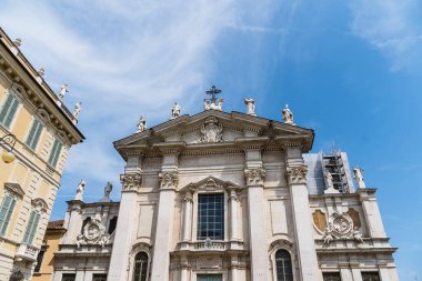 Görüntü, İtalya 'nın Mantua kentindeki San Pietro Katedrali' nin mimari detaylarını gözler önüne seriyor. Açık ve güneşli bir gökyüzüne karşı yapılmış heykeller ve karmaşık oymalar..