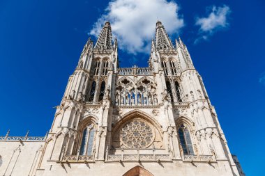 Burgos Katedrali 'nin çarpıcı mimarisi Gotik tasarım ve İspanyol tarihinin bir kanıtıdır.