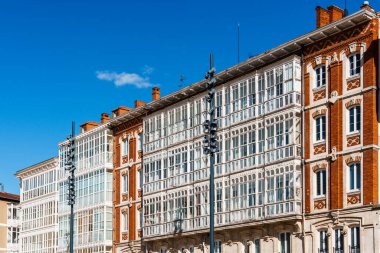 İspanya 'nın Burgos kentindeki bir binanın karmaşık balkonları ve cephesi şehrin zengin mimari mirasını gözler önüne seriyor.