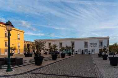 Cascais, Portekiz - 30 Ekim 2022: Portekiz 'in Cascais Kalesi' ndeki bir otelin dış görünüşü, beyaz duvarlar ve kaldırım taşlı bir patika içeriyor..