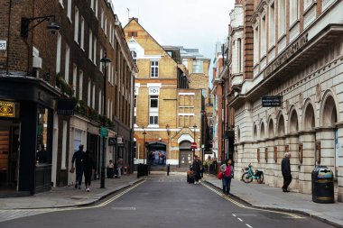 Londra, İngiltere - 27 Ağustos 2023: Soho, Londra 'da bir sokak manzarası, binalar, yayalar ve Marshall Street Leisure Centre' ın bir anlık görüntüsü.
