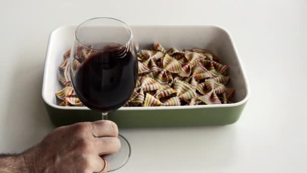 Uomo che fa roteare un bicchiere di vino — Video Stock