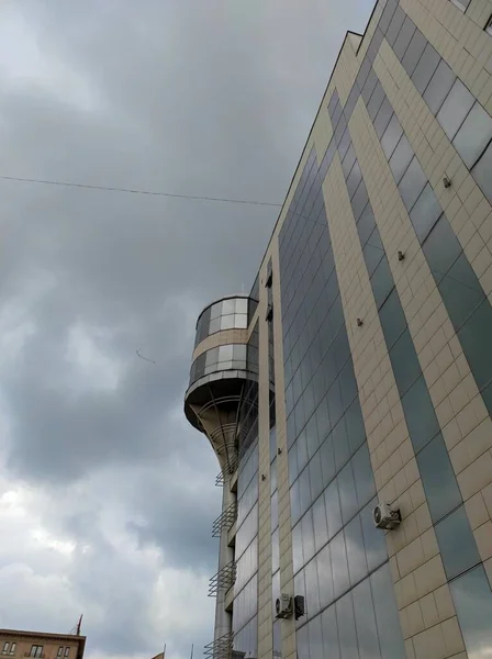 Edifício Alto Com Nuvens Chuva — Fotografia de Stock