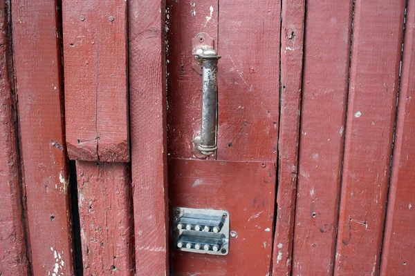Παλιά Ξύλινη Κόκκινη Πύλη Και Μεταλλική Λαβή Και Κλειδαριά Συνδυασμού — Φωτογραφία Αρχείου