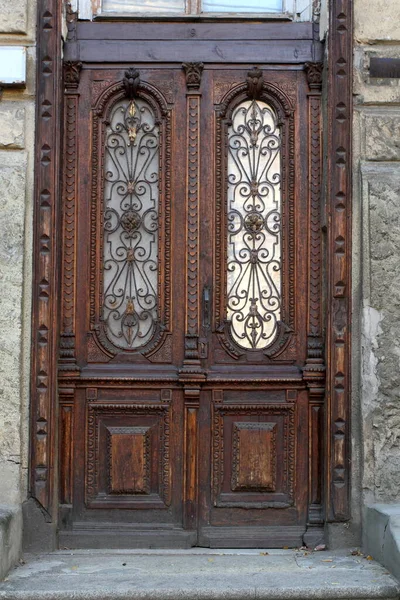 Old Facade Carved Wooden Doors — Stock Photo, Image