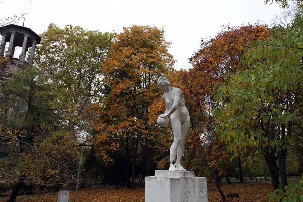 Odessa Região Odessa Ucrânia Novembro 2020Escultura Antiga Uma Mulher Com — Fotografia de Stock