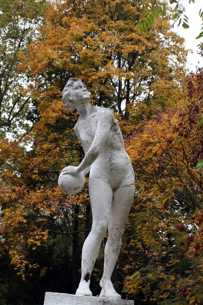 Odessa Odessa Region Ukraina November 2020Gamla Skulptur Kvinna Med Boll — Stockfoto
