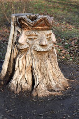 Eski ahşaptan oyulmuş bir kafa. Ahşap oyma