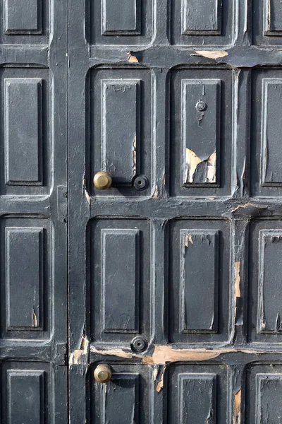 古い木製のドアを閉じる 木製のハンドル — ストック写真