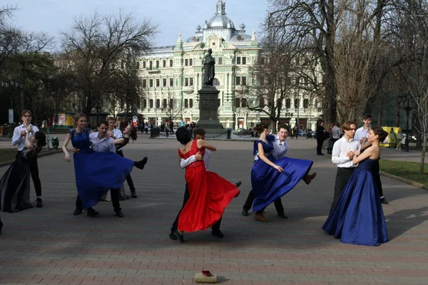 ウクライナのオデッサ2020年2月9日市内中心部の広場でスマートダンスを身に着けている若い美しい人々 — ストック写真