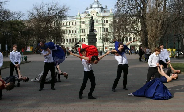 Odessa Ukrainaluty 2020Młodzi Piękni Ludzie Elegancko Ubrani Tańczą Placu Centrum — Zdjęcie stockowe