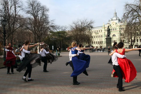 Odessa Ukrainafebruari 202020Unga Vackra Människor Klädda Smart Dans Torget Stadens — Stockfoto