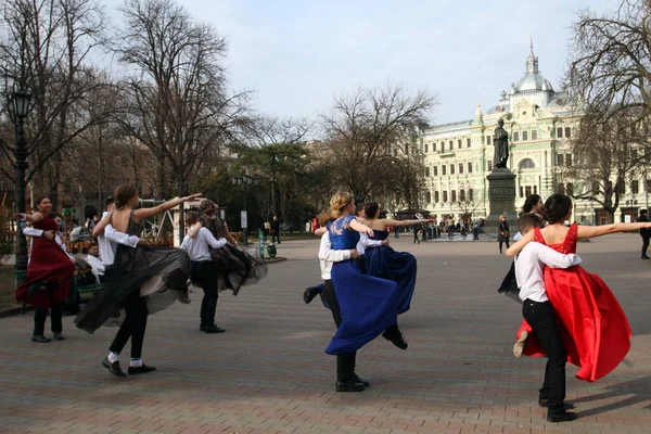 Odessa Ucrainafebbraio 2020Giovani Belle Persone Vestite Elegantemente Ballare Sulla Piazza — Foto Stock