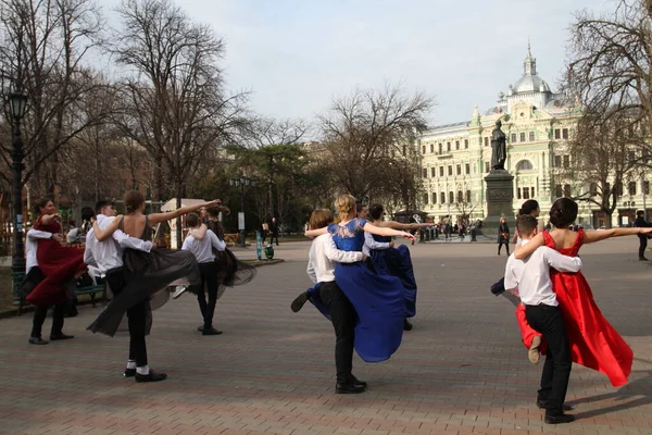 Odessa Ukrainafebruari 202020Unga Vackra Människor Klädda Smart Dans Torget Stadens — Stockfoto