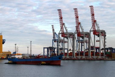 Odessa, Ukrayna Şubat, 4.2021 Römorkör büyük bir kargo gemisinin demirlemesine yardım eder