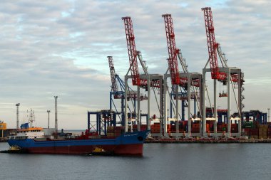 Odessa, Ukrayna Şubat, 4.2021 Römorkör büyük bir kargo gemisinin demirlemesine yardım eder