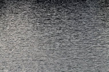 Gri su dokuları, suda hafif dalgalanmalar.