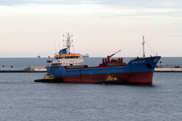 Одесса, Украина 5 февраля 2021 буксиры помогают крупному торговому судну причалить