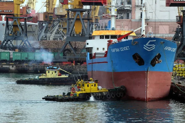Odessa Ukraine Février 2021Les Remorqueurs Aident Grand Cargo Amarrer — Photo