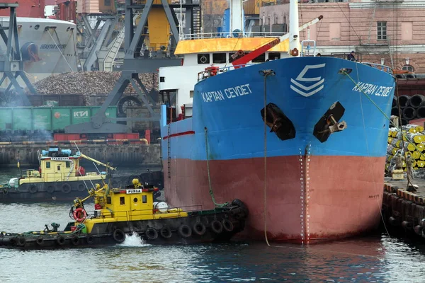 Odessa Ucrania Febrero 2021Tugs Ayuda Gran Buque Carga Amarrar —  Fotos de Stock