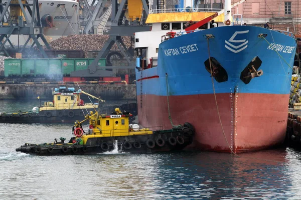 Odessa Ucrania Febrero 2021Tugs Ayuda Gran Buque Carga Amarrar —  Fotos de Stock