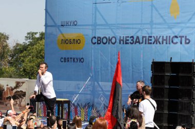 Odessa, Ukrayna Ağustos 24,2020 Svyatoslav Vakarchuk, Vyshyvanka Festivali sahnesinde Okean Elzy grubunun solisti.