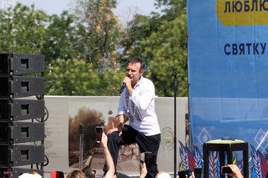 Odessa, Ukrayna Ağustos 24,2020 Svyatoslav Vakarchuk, Vyshyvanka Festivali sahnesinde Okean Elzy grubunun solisti.