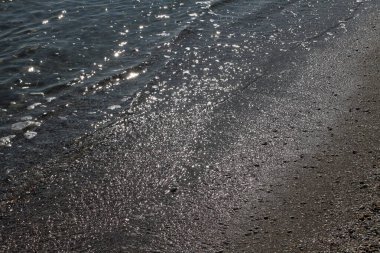 Sakin deniz suyu ve kum