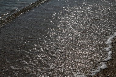 Sakin deniz suyu ve kum