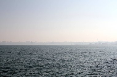 Deniz sisli şehir