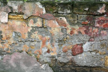 Kırık alçılı eski taş duvar
