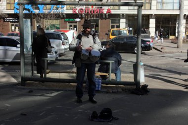 Odessa, Ukrayna Mart, 2.2021 Boru ve şapkalı müzisyen Ukraynaca davul çalıyor - yeni posta, fırın, Odessa merkezinin haritası, Kopeyka perakende zinciri