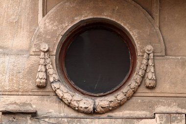 Binanın ön cephesindeki eski pencerenin ayrıntıları