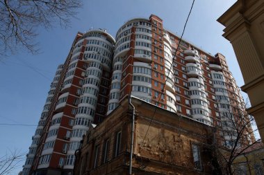 Yeni bir gökdelenin arka planına karşı eski bina