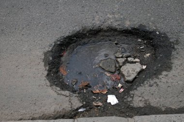 Yoldaki delikler, bozuk yol yüzeyi
