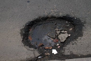 Yoldaki delikler, bozuk yol yüzeyi