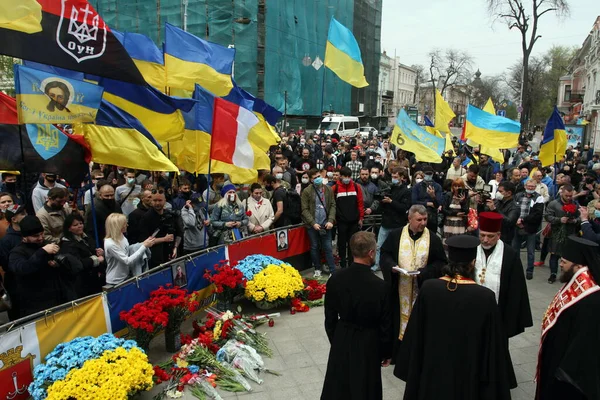 乌克兰敖德萨 5月2日21时21分 敖德萨防御亲俄部队7周年 庆祝活动的参加者举着乌克兰和乌克兰叛军的旗帜 — 图库照片