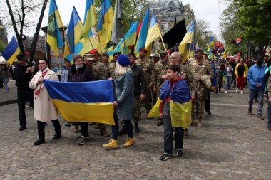 Odessa, Ukrayna Mayıs, 2.2021 Ukrayna bayrakları taşıyor. Savunma Yürüyüşü