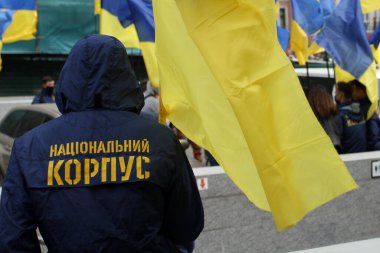 Odessa, Ukrayna Mayıs, 2.2021 Ukrayna Ulusal Kolordusu temsilcileri Ukrayna Ulusal Kolordusu 'nun bayraklarıyla