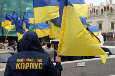 Odessa, Ukrayna Mayıs, 2.2021 Ukrayna Ulusal Kolordusu temsilcileri Ukrayna Ulusal Kolordusu 'nun bayraklarıyla