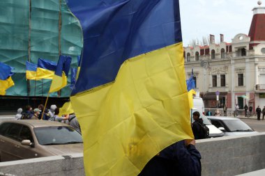 Odessa, Ukrayna Mayıs, 2.2021 Ukrayna Ulusal Kolordusu temsilcileri Ukrayna Ulusal Kolordusu 'nun bayraklarıyla