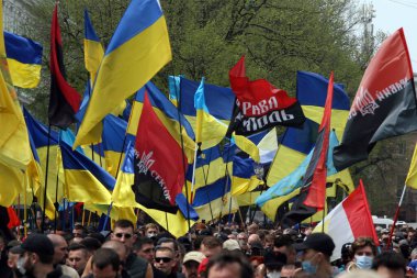 Odessa, Ukrayna Mayıs, 2.2021 Terörle Mücadele Harekâtı eylemcileri ve gazileri Ukrayna 'da Ukrayna' da isyancı ordusunun bayraklarını taşıyorlar - sağ gençlik, sağ sektör, Meydan savunması