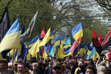 Odessa, Ukrayna Mayıs, 2.2021 Terörle Mücadele Harekâtı eylemcileri ve gazileri Ukrayna 'da Ukrayna' da isyancı ordusunun bayraklarını taşıyorlar - sağ gençlik, sağ sektör, Meydan savunması