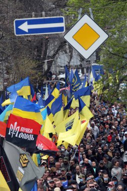 Odessa, Ukrayna Mayıs, 2.2021 Terörle Mücadele Harekâtı eylemcileri ve gazileri Ukrayna 'da Ukrayna' da isyancı ordusunun bayraklarını taşıyorlar - sağ gençlik, sağ sektör, Meydan savunması