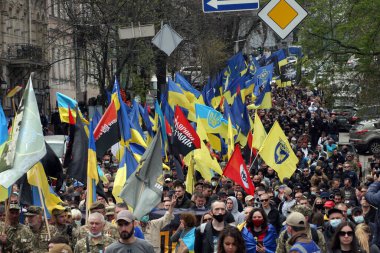 Odessa, Ukrayna Mayıs, 2.2021 Terörle Mücadele Harekâtı eylemcileri ve gazileri Ukrayna 'da Ukrayna' da isyancı ordusunun bayraklarını taşıyorlar - sağ gençlik, sağ sektör, Meydan savunması