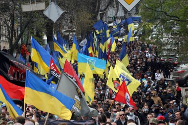Odessa, Ukrayna Mayıs, 2.2021 Terörle Mücadele Harekâtı eylemcileri ve gazileri Ukrayna 'da Ukrayna' da isyancı ordusunun bayraklarını taşıyorlar - sağ gençlik, sağ sektör, Meydan savunması