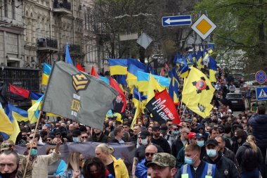 Odessa, Ukrayna Mayıs, 2.2021 Terörle Mücadele Harekâtı eylemcileri ve gazileri Ukrayna 'da Ukrayna' da isyancı ordusunun bayraklarını taşıyorlar - sağ gençlik, sağ sektör, Meydan savunması