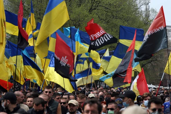 Odessa, Ukrayna Mayıs, 2.2021 Terörle Mücadele Harekâtı eylemcileri ve gazileri Ukrayna 'da Ukrayna' da isyancı ordusunun bayraklarını taşıyorlar - sağ gençlik, sağ sektör, Meydan savunması